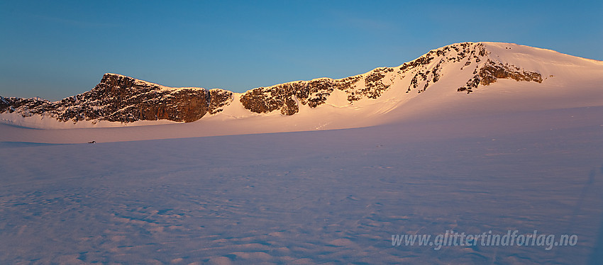 Soloppgang over Surtningssue (2368 moh). Sørtoppen (2302 moh) til venstre.