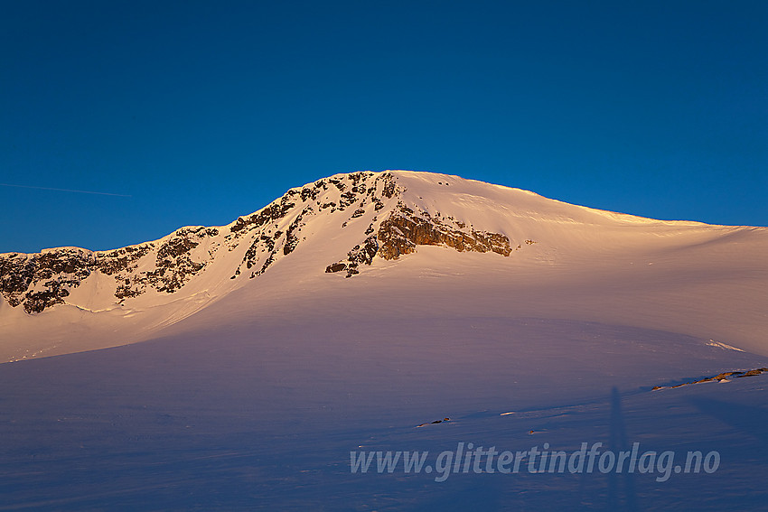 Soloppgang over Surtningssue (2368 moh). Ruta fra breen og opp mot toppen gikk i høyre bildekant på skrå opp ei "rampe".