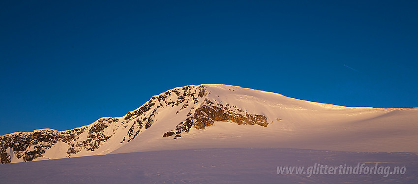 Soloppgang over Surtningssue (2368 moh). Ruta fra breen og opp mot toppen gikk i høyre bildekant på skrå opp ei "rampe".