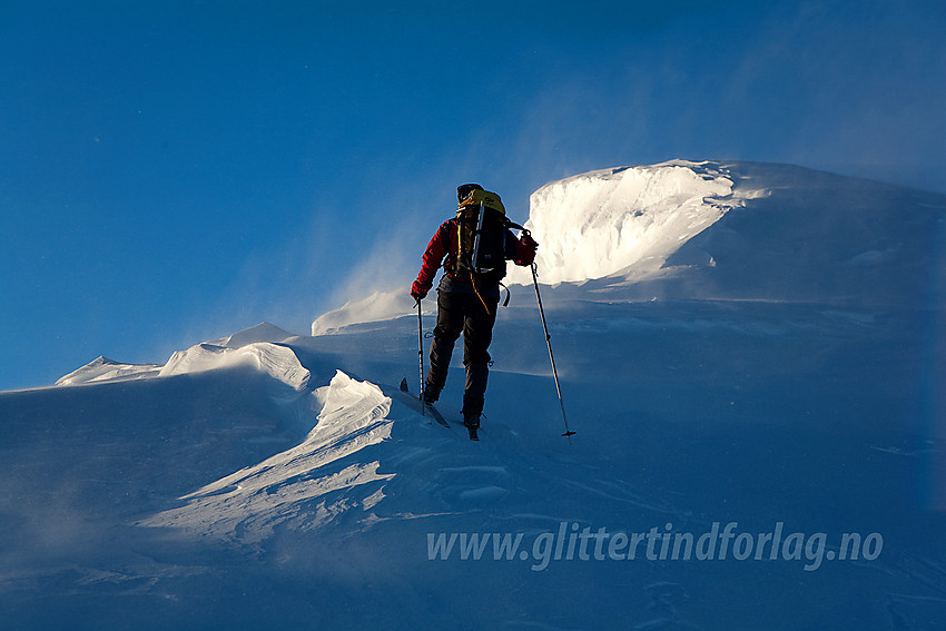 På vei opp de siste meterne mot Surtningssue fra nord en flott aprilmorgen til tross for litt snødrev.