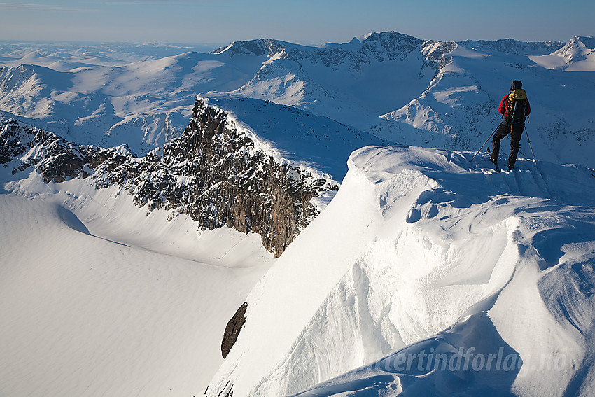 Aprilmorgen på toppen av Surtningssue med utsikt sørover mot Sørtoppen (2302 moh) og videre i retning Gjendealpene.