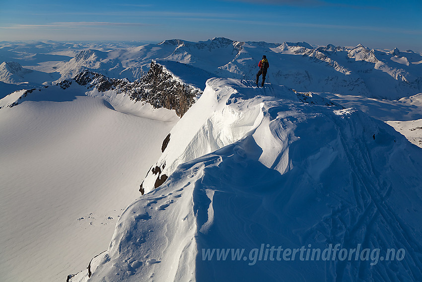 Aprilmorgen på toppen av Surtningssue med utsikt sørover mot Sørtoppen (2302 moh) og videre i retning Gjendealpene.