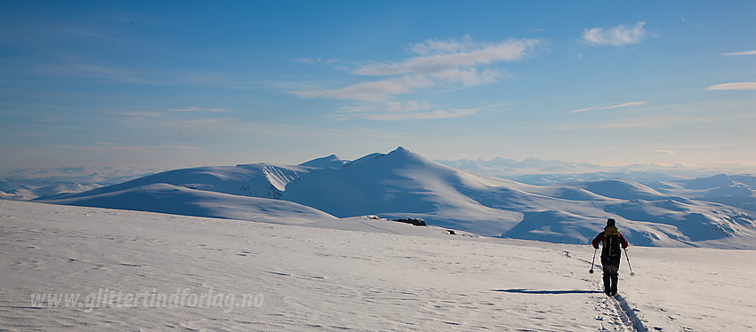 På vei ned Surtningssubrean med Nautgardstinden (2258 moh) i bakgrunnen.