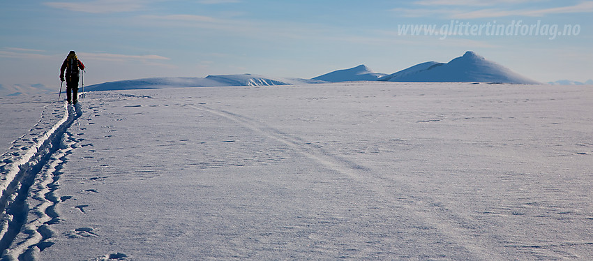 På vei over Surtningssubrean. Bak til høyre ruver Nautgardstinden (2258 moh).