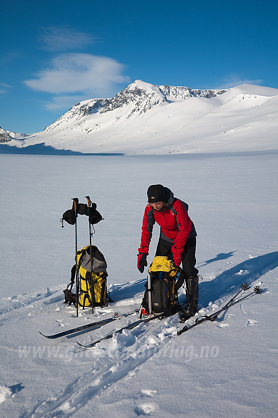 Pause på Russvatnet med Austre Surtningssue i bakgrunnen.