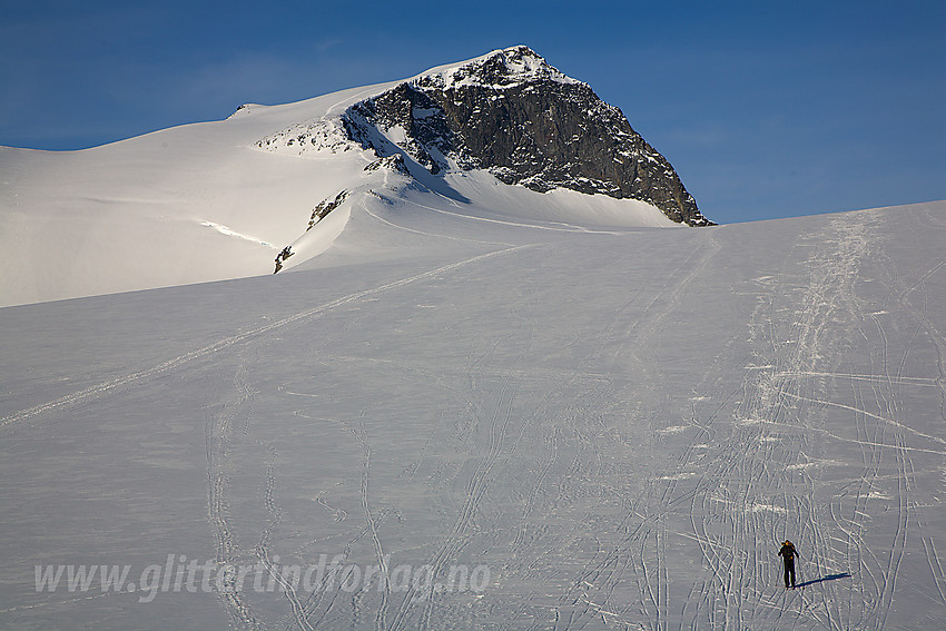 På vei over Styggebrean med Galdhøpiggen (2469 moh) i bakgrunnen.