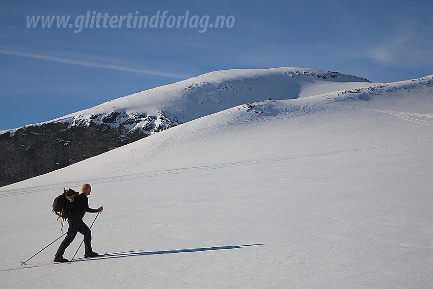 Vi passerer foten av Galdhøpiggen på vår vei mot Porten. Her med Keilhaus Topp (2355 moh) i bakgrunnen.