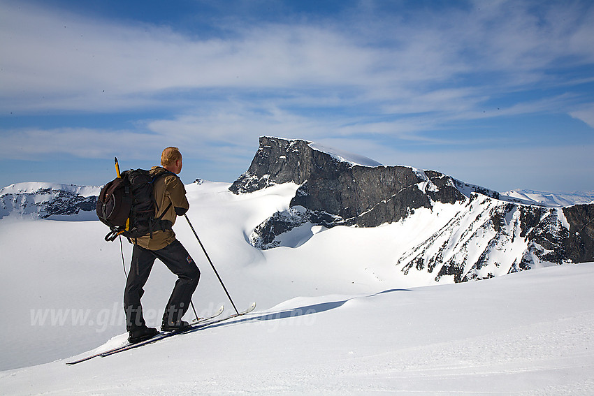 Oppunder Skardstinden med utsikt i retning Bukkehøe (2314 moh).