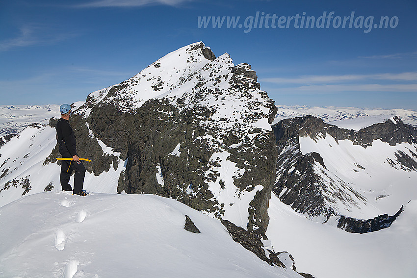 Utsikt fra Nåle (2310 moh) mot Skardstinden (2373 moh)-