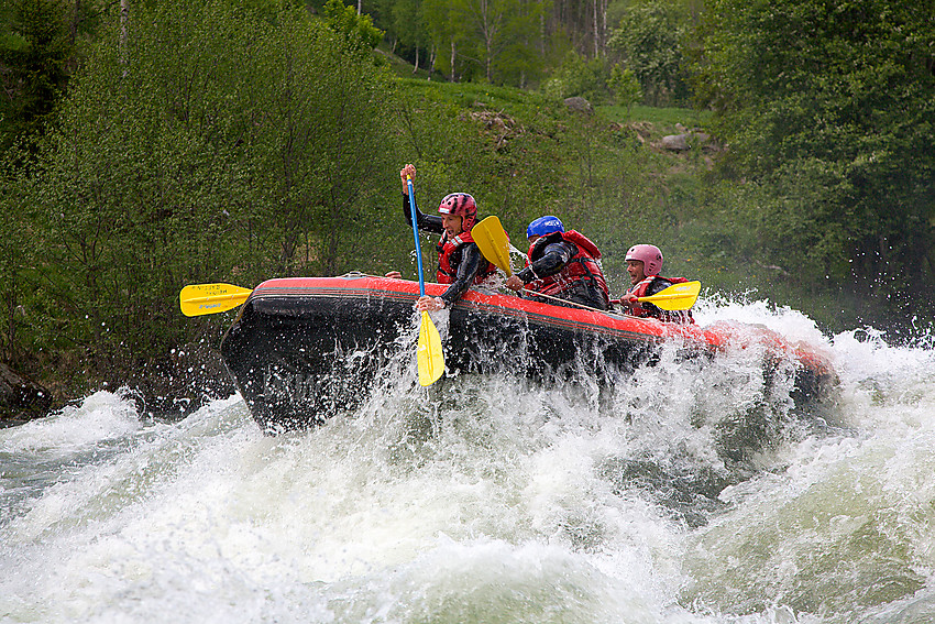 Rafting i Sjoa nedenfor Heidal. 