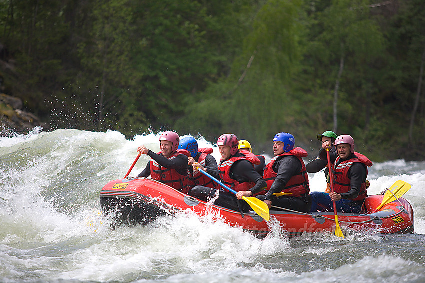 Rafting i Sjoa nedenfor Heidal. 