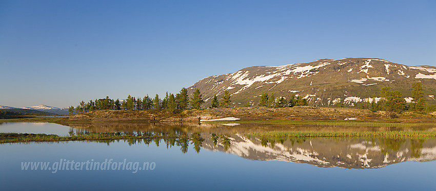 Morgenstund ved Lonin i nordenden av Tesse med Tessefjellet (1595 moh) i bakgrunnen.