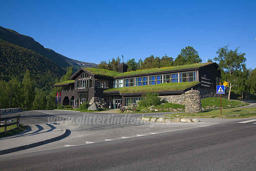 Bygningen like utenfor Lom sentrum som huser bl.a. Norsk Fjellmuseum og Lom Turistkontor.