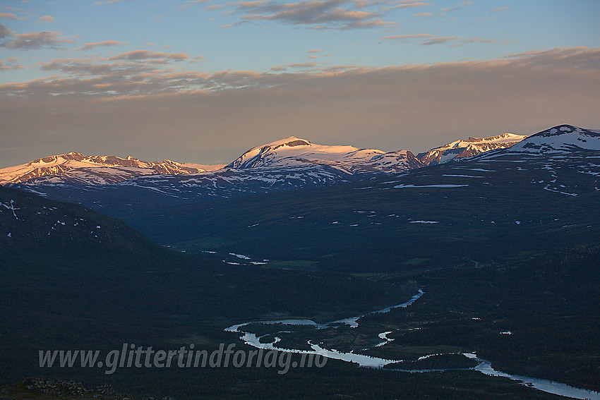 Morgenstemning i Sjodalen med Besshøe sentralt i bakgrunnen.