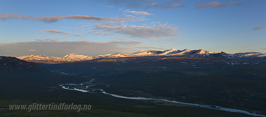 Sommermorgen mot Sjodalen med tindene i Øst-Jotunheimen badet i morgensol.