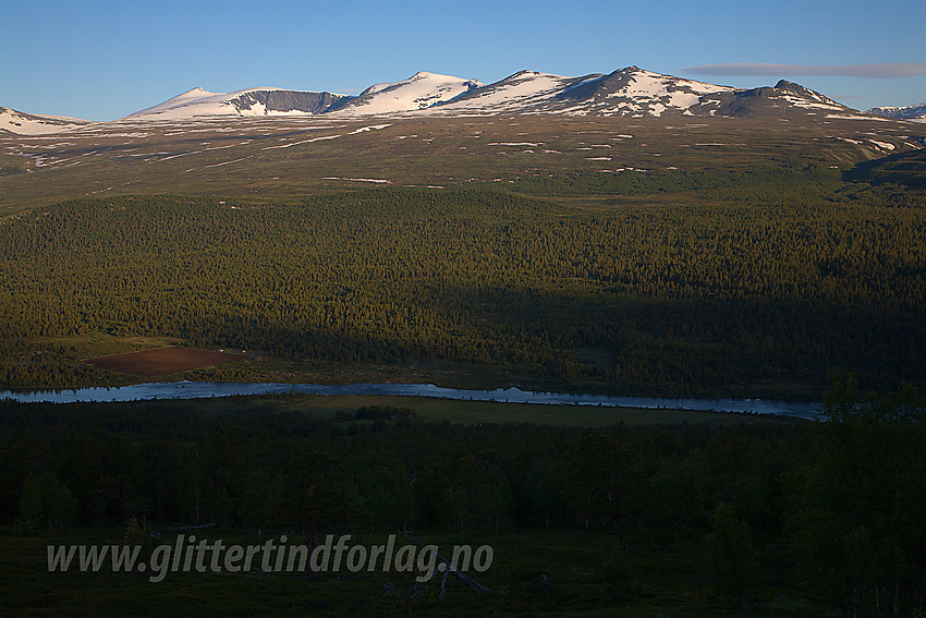 Sjodalen og Sjoa i forgbrunnen og Nautgardstinden og Stornubbene i bakgrunnen.