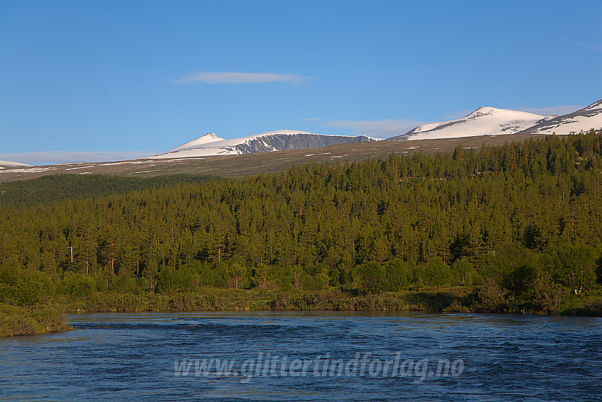 Nær Nybrue i Sjodalen med Sjoa i forgrunnen og Stornubben (2174 moh) til høyre. Lengst bak, mer mot venstre, ses Nautgardstinden (2258 moh).