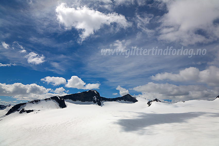 Ved foten av Svellnose, mot Svellnosbrean samt Midtre (2302 moh) og Store (2309 moh) Tverråtinden. Svellnosbreahesten ses også.