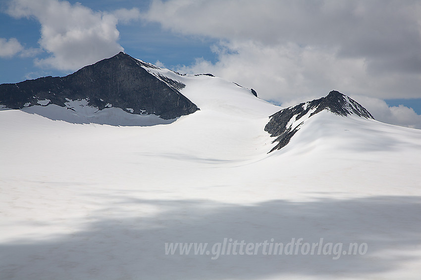 Ved foten av Svellnose, mot Svellnosbrean med Store Tverråtinden (2309 moh) og Svellnosbreahesten (2181 moh) i bakgrunnen.