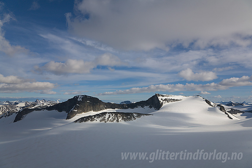 På ryggen mellom Galdhøpiggen og Storjuvtinden mot Midtre (2302 moh) og Store (2309 moh) Tverråtinden. Foran disse ligger den relativt beskjedne Svellnosbreahesten (2181 moh).