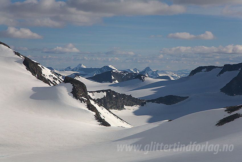 Fra ryggen mellom Galdhøpiggen og Storjuvtinden mot Nørdre Tverråtinden (2210 moh).