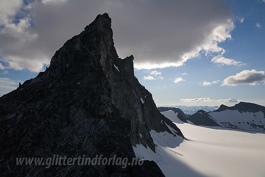 Storjuvtinden (2344 moh) sett fra øst.