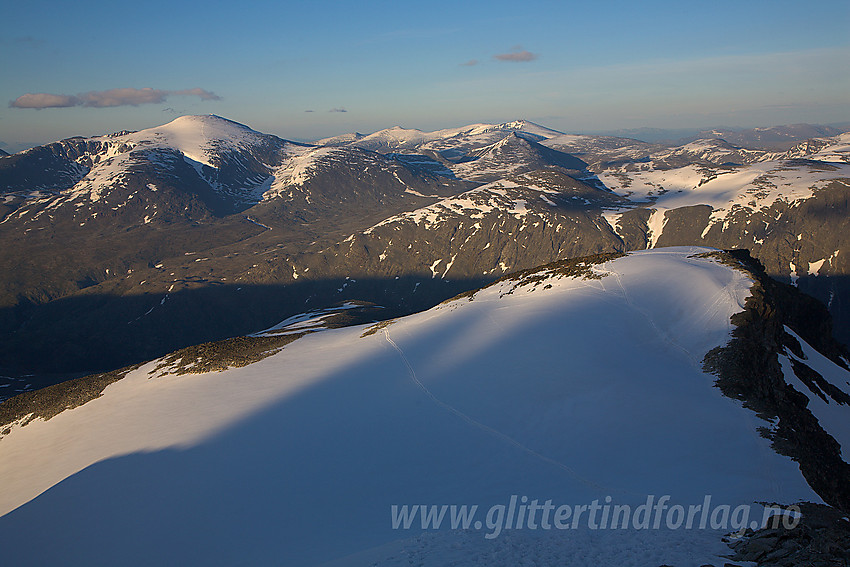 Fra Keilhaus Topp (2355 moh) mot Svellnose (2272 moh). Bak til venstre ses Glittertinden (2464 moh) - blant annet.