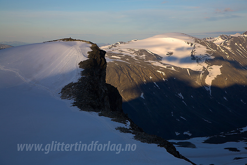 Rett vest for Svellnose (2272 moh) med Leirhøe (2330 moh) bak til høyre.