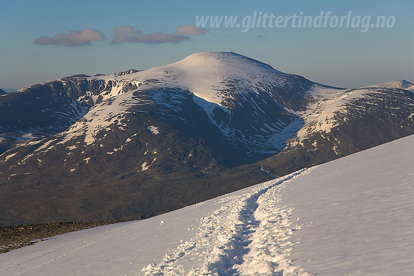 Spor i snøen forbi Svellnose med Glittertinden (2464 moh) i bakgrunnen.