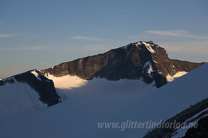 Midtre Tverråtinden (2302 moh) sett fra foten av Svellnose.