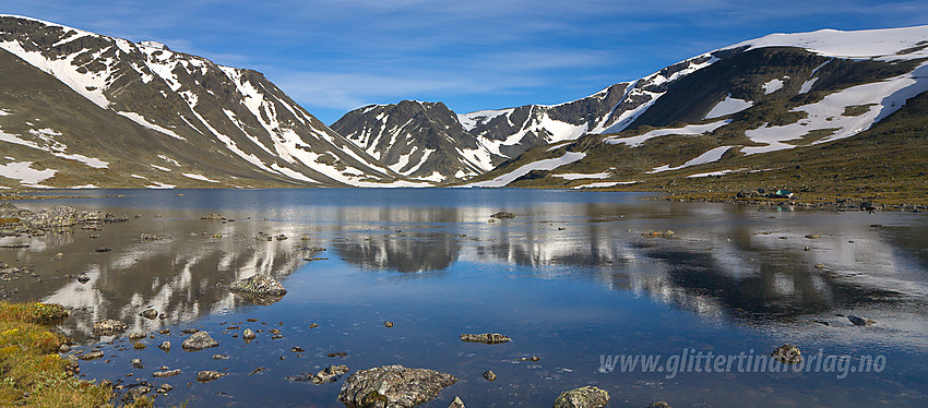 Ved inngangen til Steinbudalen mot Steinbuvatnet, Steinbukampen og Glittertindern.