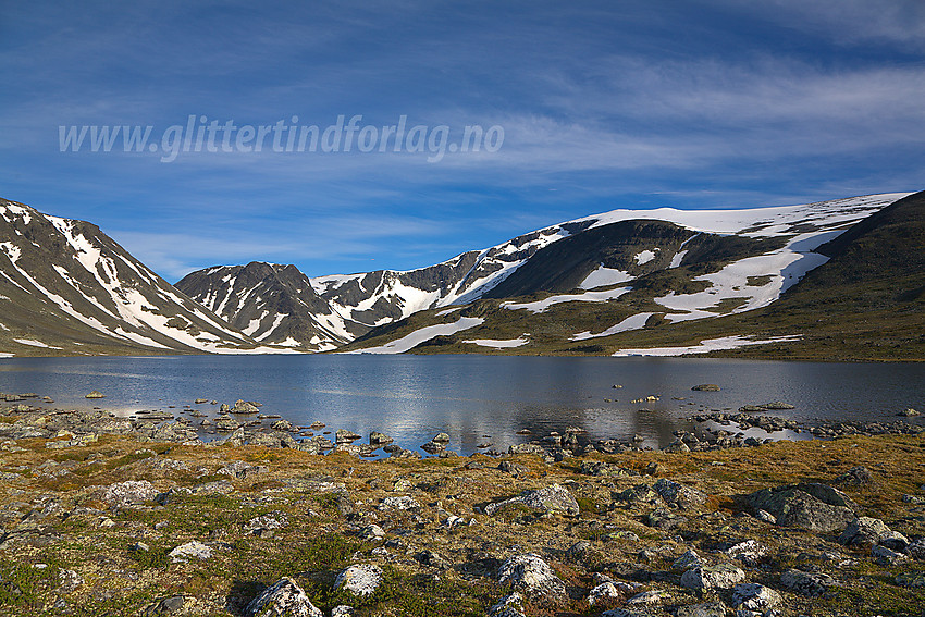 Ved Steinbuvatnet mot Steinbukampen (1997 moh) og Glittertinden (2464 moh).