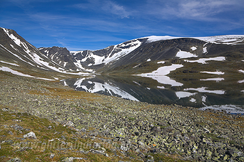 Ved Nedre Steinbuvatnet med Glittertinden (2464 moh) sentralt i bakgrunnen.