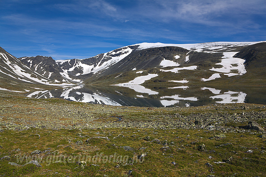 Ved Nedre Steinbuvatnet med Glittertinden (2464 moh) sentralt i bakgrunnen.