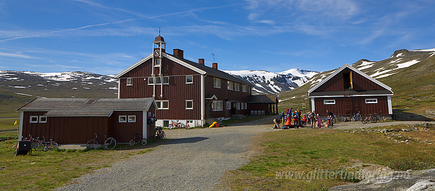 Sommermorgen ved Glitterheim i Veodalen. I bakgrunnen ses snøhvite Styggehøbreatinder (2232 moh).