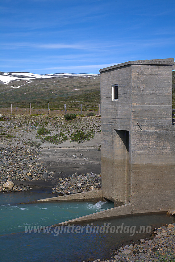 Vanninntaket for Veo der elva føres i tunnell over til Smådalen i nord. På nedsiden av dette er det normalt fint å krysse Veo, men det kan forekomme at Veo flyter forbi ved stor vannføring eller vedlikehold.