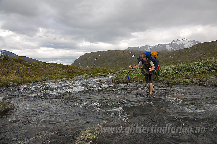 Kald vadetur over Hinnåtebekken på vei oppover Memurudalen med kurs mot Hinnåtetjønne.