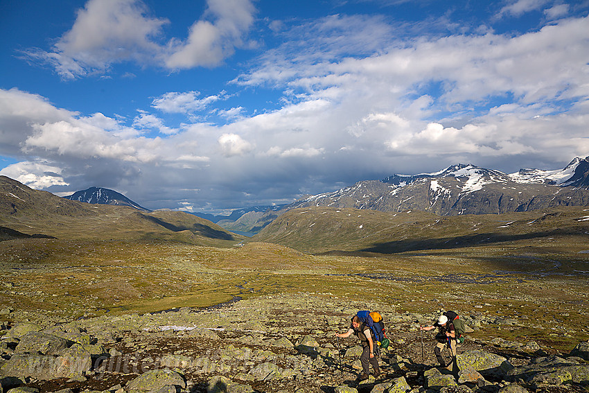 På vei opp mot Hinnåtetjønne med bl.a. Memurudalen og Gjendealpene i bakgrunnen.