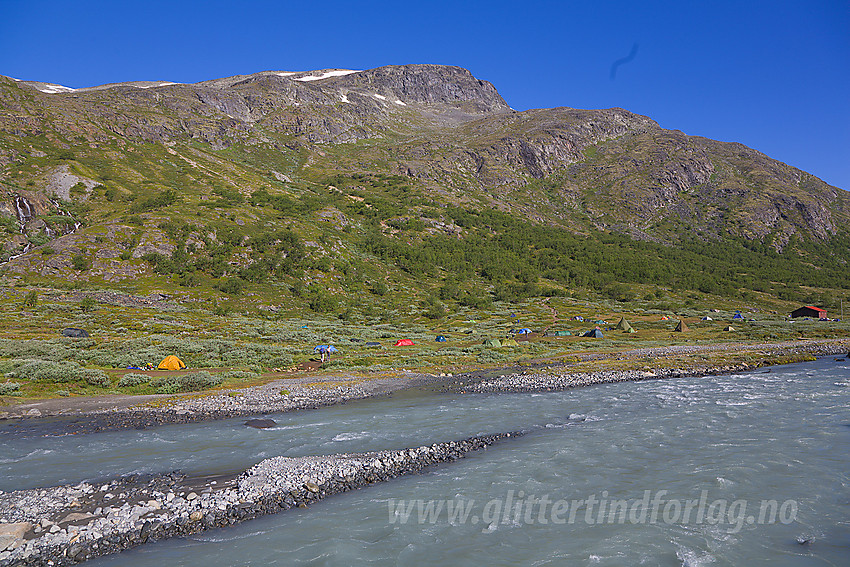 Teltleir ved Visa, nær Spiterstulen. I bakgrunnen lia hvor ruta mot Galdhøpiggen går.