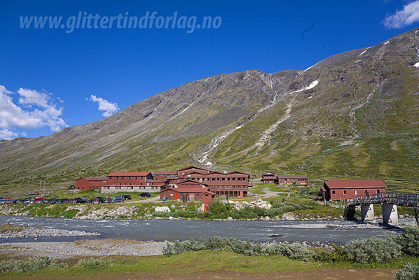 Ved Spiterstulen en flott sommerdag med Skauthøe/Spiterhøe i bakgrunnen.