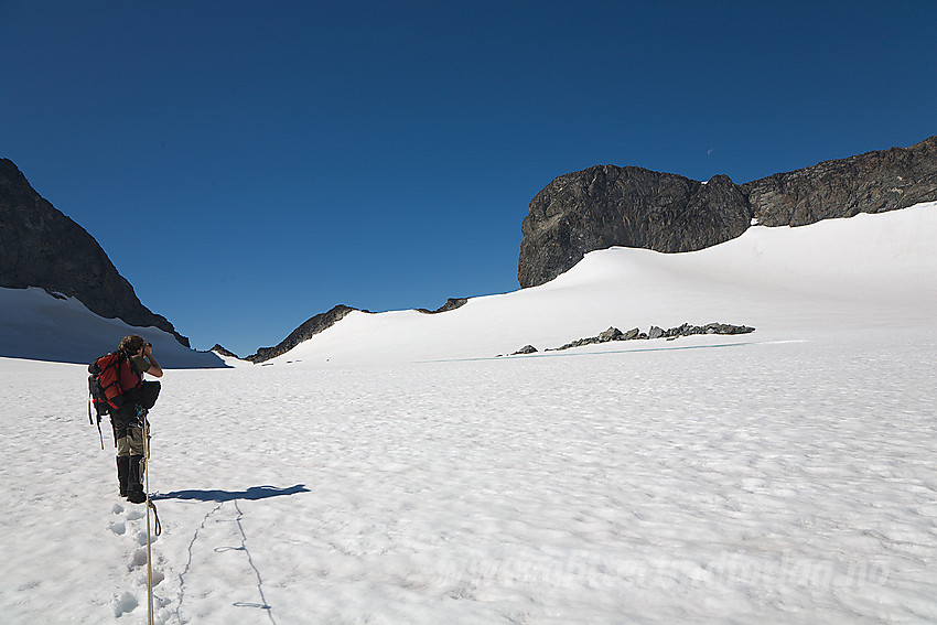 På vei over Styggebrean mot Porten med Vesle Galdhøpiggen (2369 moh) til høyre.