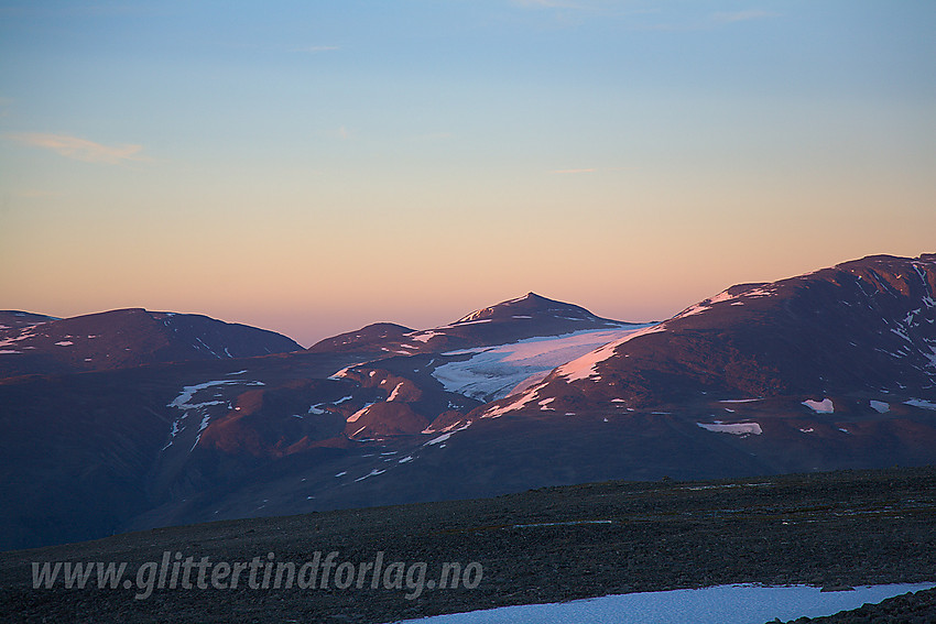 Sommerkveld med solnedgang over Grobtrean og Trollstein-Rundhøe sett fra Juvflye.