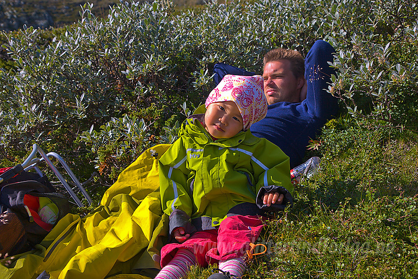 Pause i sola ved foten av Søre Koppe, rett bak Koppbue, helt nordøst i Jotunheimen.