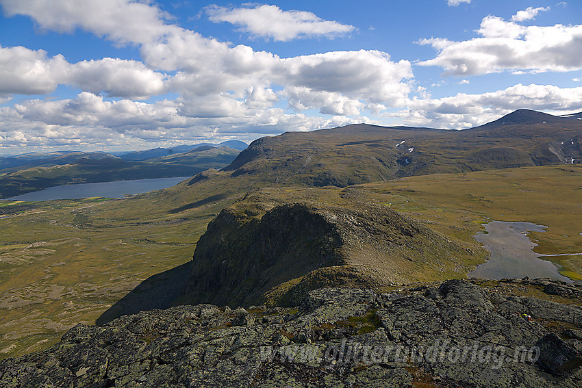 Utsikt fra Søre Koppe i sørlig retning. Turen går fra Brimi Fjellstugu som kan anes helt til venstre i bildet. og så rundt fjellryggen i forgrunnen, over flya til høyre i bildet og til høyre for tjernet og til Koppbue. Derfra bratt opp til toppen. Da vi gikk tilbake gikk vi over ryggen midt på bildet i stedet, også en grei variant.