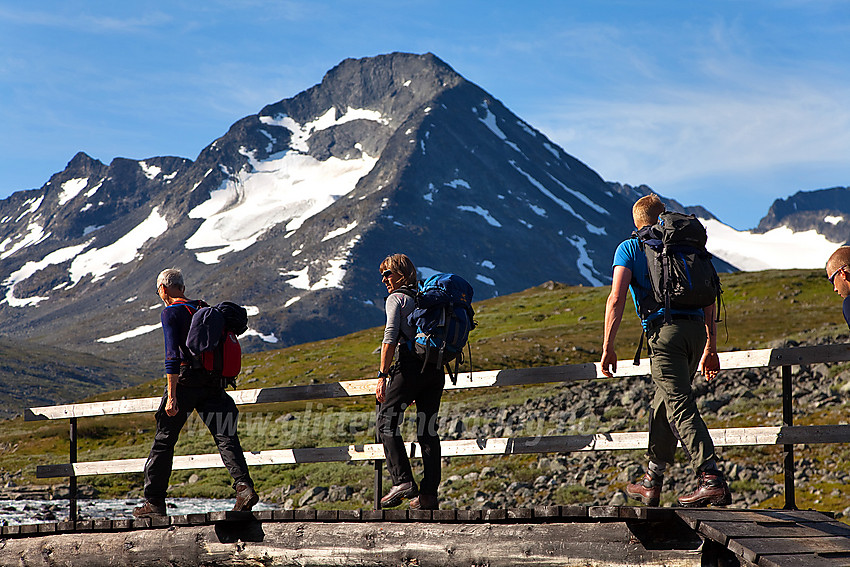 På bro over Hellstuguåe under en tur oppover Visdalen, med Store Urdadalstinden (2116 moh) i bakgrunnen.