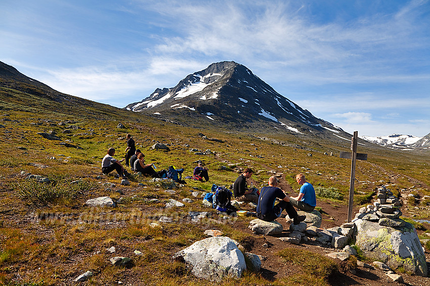 Pause der stien mot Urdadalen forlater Visdalen. I bakgrunnen Urdadalstindane med Store Urdadalstinden (2116 moh) fremst.