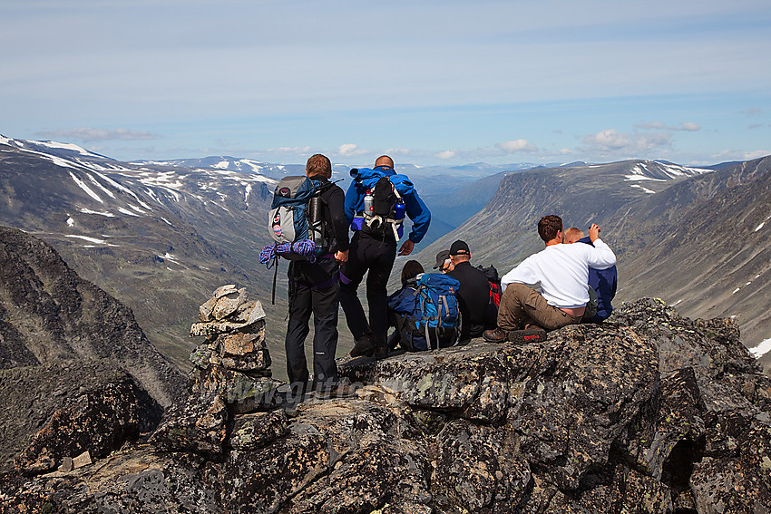 Pause på toppen av Midtre Urdadalstinden (2060 moh).