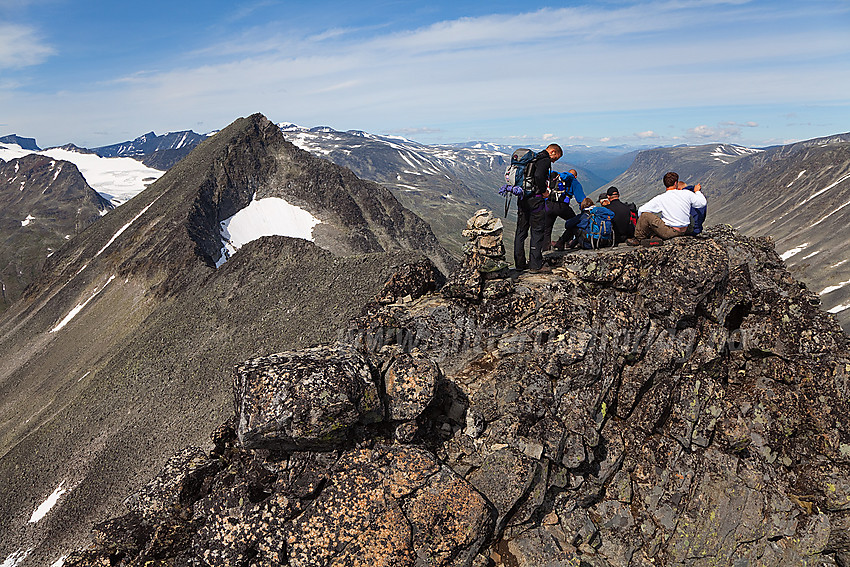 Pause på toppen av Midtre Urdadalstinden (2060 moh) med Store Urdadalstinden (2116 moh) i bakgrunnen.