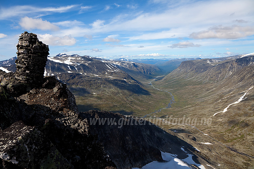 Varden på Store Urdadalstinden (2116 moh). Videre ser vi nedover Visdalen. 