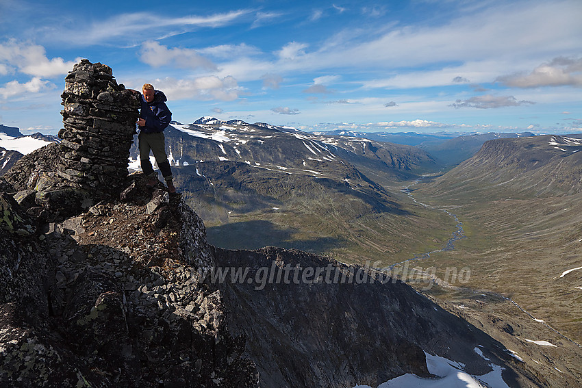 Varden på Store Urdadalstinden (2116 moh). Videre ser vi nedover Visdalen. 